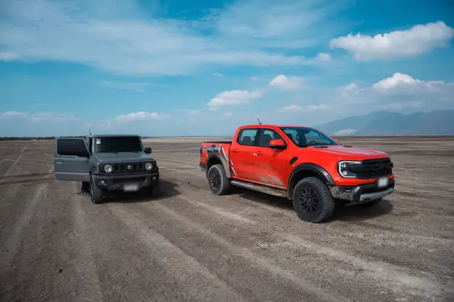 Ranger Raptor junto a un Suzuki Jimny en un llano