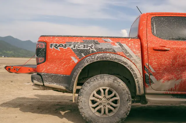 Costado de la Ranger Raptor con lodo y el gráfico Raptor