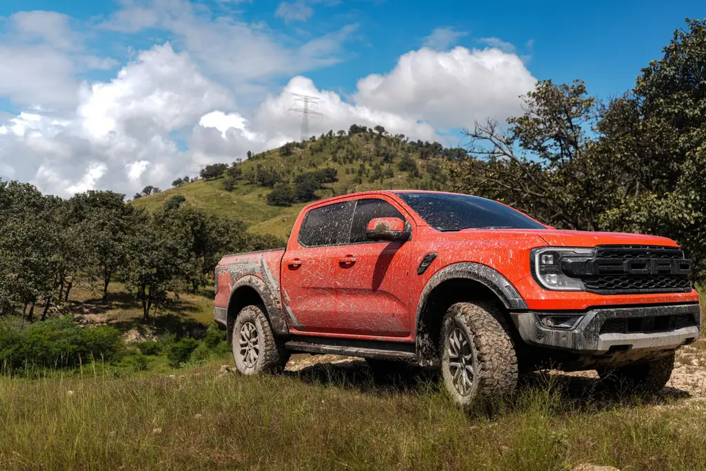 Ranger Raptor con lodo frente a un cerro en Jalisco
